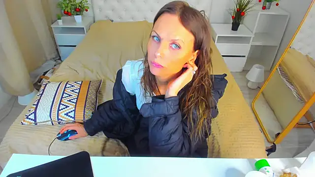 Snapshot of Elizabe_th chatting on December 15, 2024, 4:51 am Elizabe th online show from December 15, 2024, 4:51 am