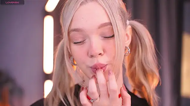  AlinaBailey online show from December 2, 2025, 7:43 am