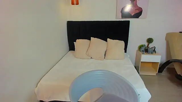 Scarlett  bell online show from October 10, 2025, 1:34 pm