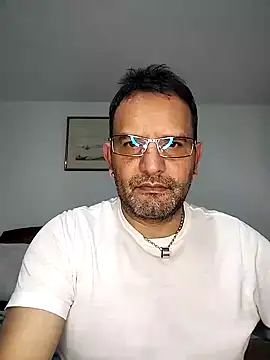 Snapshot of RogueTraveler chatting on February 2, 2025, 2:17 am RogueTraveler online show from February 2, 2025, 2:17 am