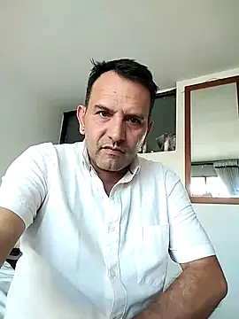 Snapshot of RogueTraveler chatting on January 27, 2025, 9:22 pm RogueTraveler online show from January 27, 2025, 9:22 pm