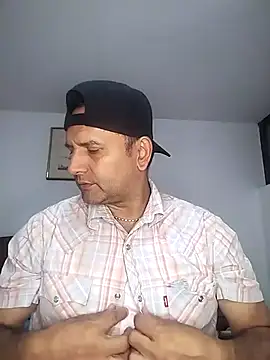 Snapshot of RogueTraveler chatting on October 20, 2025, 3:30 am RogueTraveler online show from October 20, 2025, 3:30 am