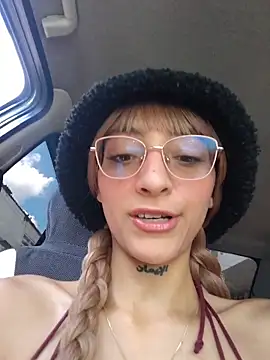 Snapshot of Dani_pegin chatting on April 3, 2026, 4:02 pm Dani pegin online show from April 3, 2026, 4:02 pm