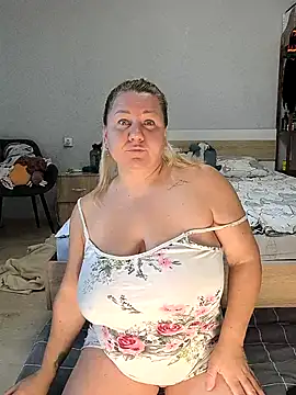 Snapshot of Anna_Curvy chatting on July 27, 2026, 3:35 am Anna Curvy online show from July 27, 2026, 3:35 am