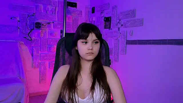 EvaThopson online show from March 6, 2026, 1:17 pm