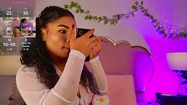 NahiaraReina online show from February 26, 2026, 1:44 pm