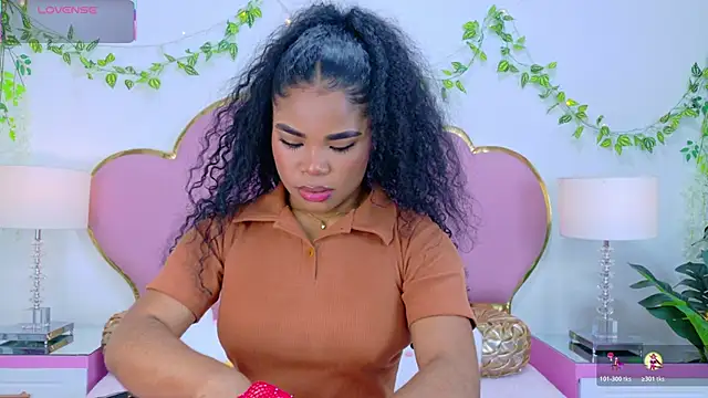 NahiaraReina online show from November 1, 2025, 1:49 pm