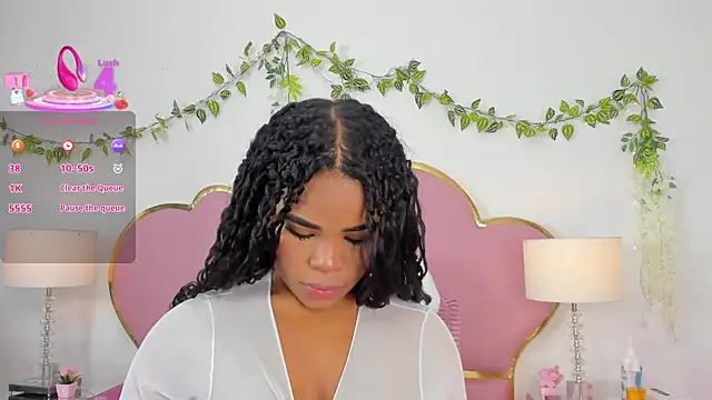 NahiaraReina online show from September 12, 2025, 1:33 pm