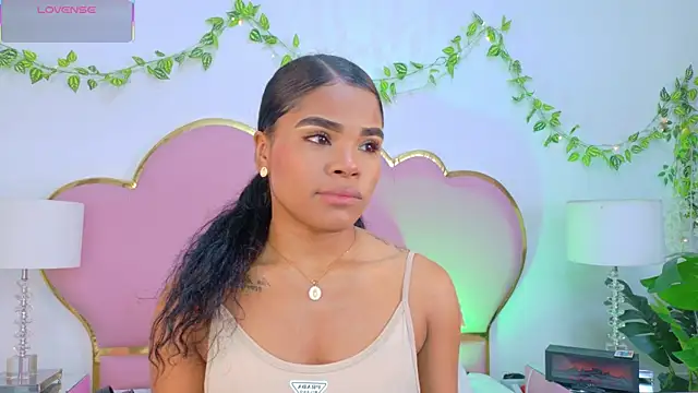 NahiaraReina online show from December 5, 2025, 1:43 pm