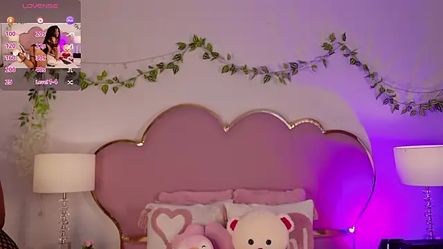 NahiaraReina online show from February 13, 2026, 2:17 pm