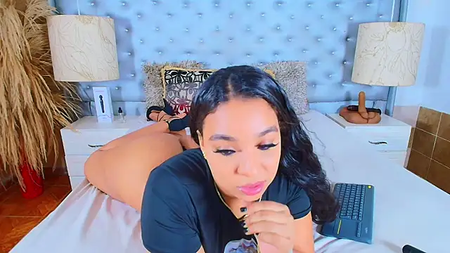 Snapshot of EileenBenzon chatting on October 14, 2025, 5:35 pm EileenBenzon online show from October 14, 2025, 5:35 pm