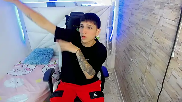 Brayan lopezz online show from January 18, 2025, 1:08 pm