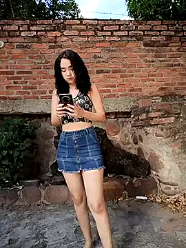 sweet outdoor charm online show from November 26, 2025, 7:25 pm