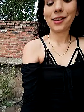 sweet outdoor charm online show from March 5, 2026, 7:43 pm