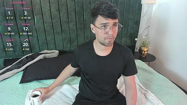 Snapshot of Edward_max chatting on April 5, 2026, 3:46 am Edward max online show from April 5, 2026, 3:46 am