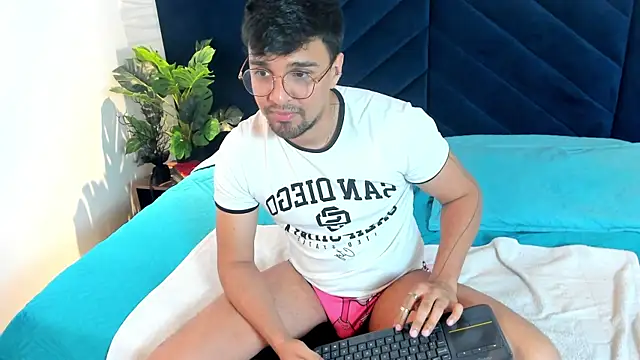 Snapshot of Edward_max chatting on April 9, 2026, 3:52 am Edward max online show from April 9, 2026, 3:52 am