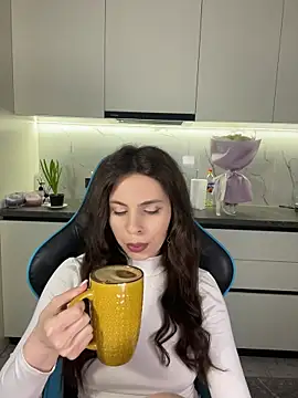 CurlyLara online show from April 11, 2026, 4:42 am