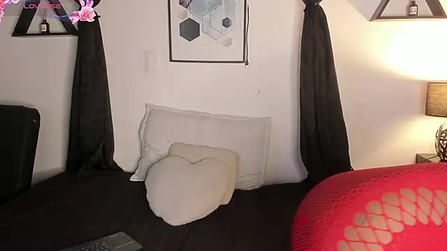 Snapshot of Khenta_Michells chatting on February 27, 2026, 10:48 am Khenta Michells online show from February 27, 2026, 10:48 am