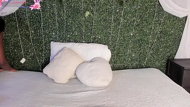 Snapshot of Khenta_Michells chatting on February 4, 2026, 10:32 am Khenta Michells online show from February 4, 2026, 10:32 am