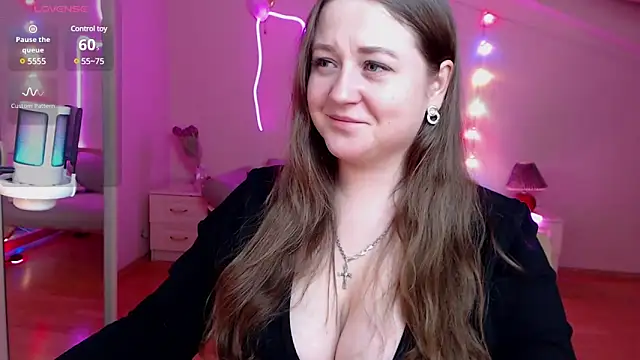 Snapshot of LizzyShine chatting on February 17, 2025, 9:43 pm LizzyShine online show from February 17, 2025, 9:43 pm