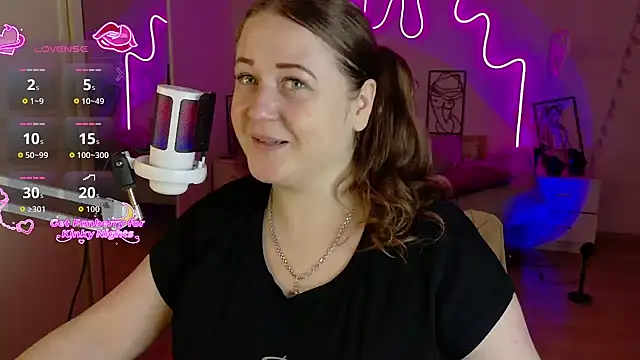 Snapshot of LizzyShine chatting on November 6, 2025, 4:33 pm LizzyShine online show from November 6, 2025, 4:33 pm