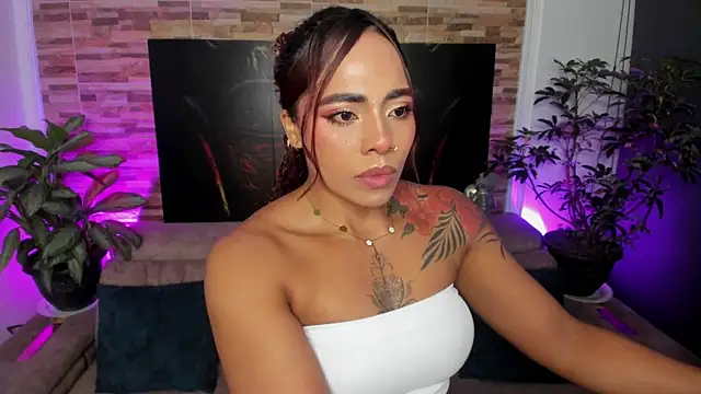 Snapshot of emilyfitness chatting on June 11, 2026, 12:32 am emilyfitness online show from June 11, 2026, 12:32 am
