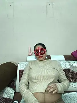 Snapshot of bigtitsqueen chatting on February 6, 2026, 6:53 am bigtitsqueen online show from February 6, 2026, 6:53 am