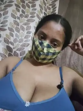 Snapshot of bigtitsqueen chatting on June 1, 2026, 5:34 pm bigtitsqueen online show from June 1, 2026, 5:34 pm