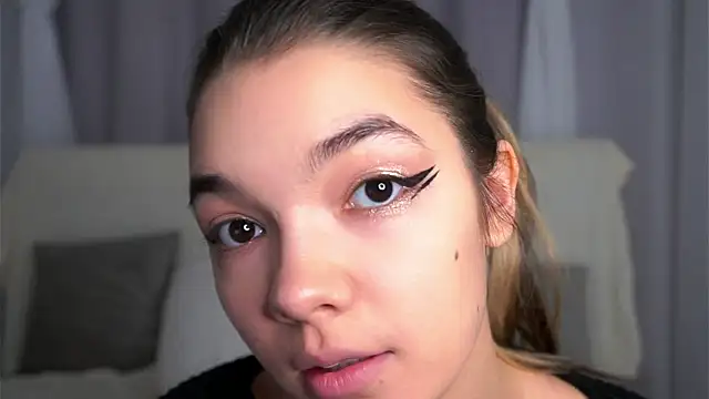 VeronaAppleberry online show from September 25, 2025, 11:05 am