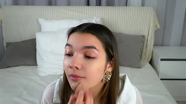 VeronaAppleberry online show from November 13, 2025, 11:14 am