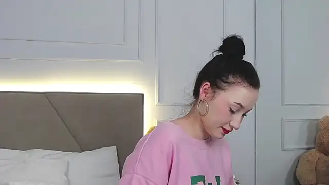 Snapshot of LeilaLow chatting on February 27, 2025, 11:17 am LeilaLow online show from February 27, 2025, 11:17 am