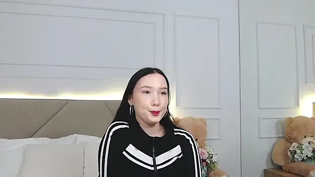 Snapshot of LeilaLow chatting on February 2, 2025, 12:13 pm LeilaLow online show from February 2, 2025, 12:13 pm