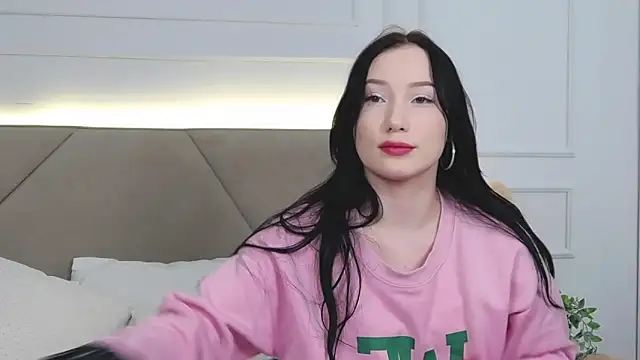 Snapshot of LeilaLow chatting on March 18, 2025, 12:06 pm LeilaLow online show from March 18, 2025, 12:06 pm