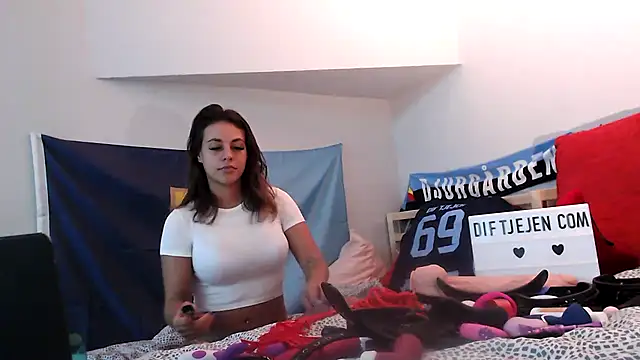 Snapshot of Dif-tjejen chatting on February 4, 2025, 7:55 pm Dif-tjejen online show from February 4, 2025, 7:55 pm