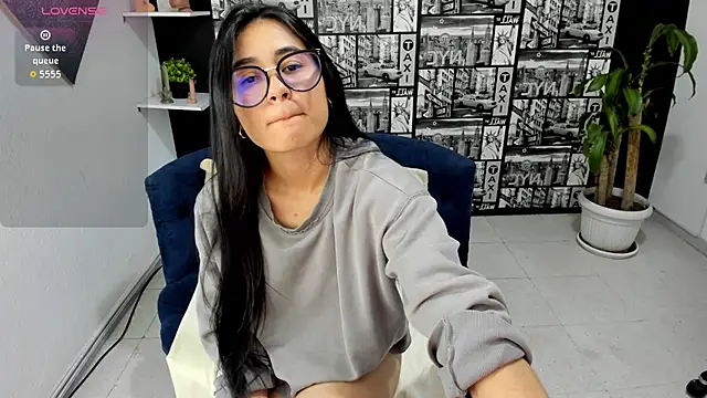 ChloeTurner  online show from October 28, 2025, 8:52 pm