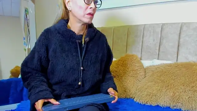 Snapshot of emagarcia chatting on September 17, 2025, 1:13 pm emagarcia online show from September 17, 2025, 1:13 pm