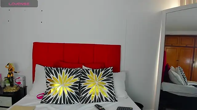 Snapshot of emagarcia chatting on November 17, 2025, 12:53 pm emagarcia online show from November 17, 2025, 12:53 pm