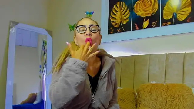 Snapshot of emagarcia chatting on September 12, 2025, 1:11 pm emagarcia online show from September 12, 2025, 1:11 pm