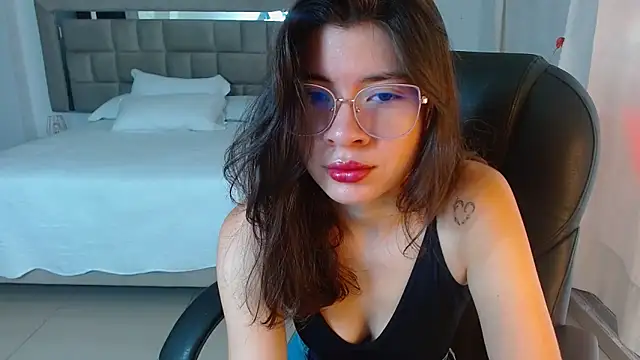 zoecruzz online show from April 11, 2026, 1:48 pm