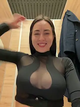 Snapshot of Holly_Play chatting on January 27, 2025, 11:32 am Holly Play online show from January 27, 2025, 11:32 am