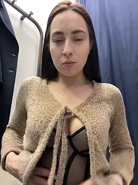Snapshot of Holly_Play chatting on February 3, 2025, 10:25 am Holly Play online show from February 3, 2025, 10:25 am