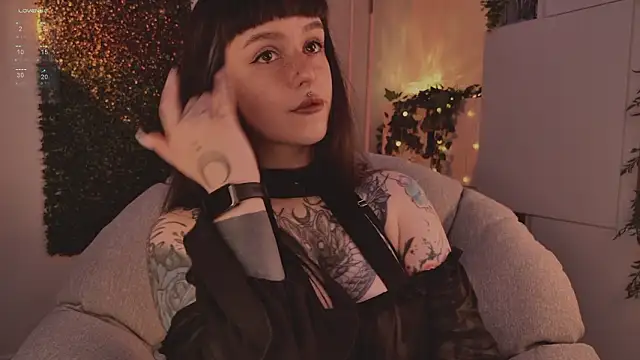 Snapshot of MichaellaMoon chatting on February 4, 2026, 4:24 pm MichaellaMoon online show from February 4, 2026, 4:24 pm