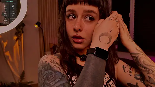 Snapshot of MichaellaMoon chatting on February 21, 2026, 5:04 pm MichaellaMoon online show from February 21, 2026, 5:04 pm