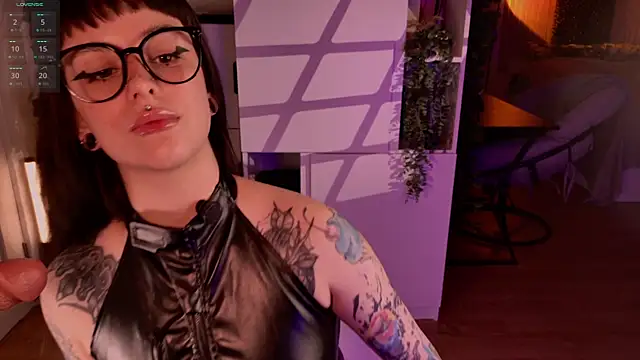 Snapshot of MichaellaMoon chatting on April 4, 2026, 6:36 pm MichaellaMoon online show from April 4, 2026, 6:36 pm