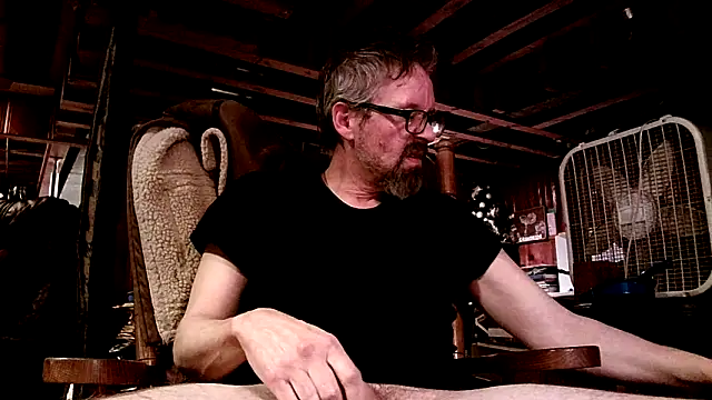 Snapshot of AronMellon76 chatting on February 4, 2026, 8:42 am AronMellon76 online show from February 4, 2026, 8:42 am