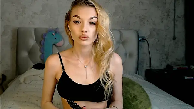 Snapshot of Ella_Milla chatting on February 23, 2026, 1:44 pm Ella Milla online show from February 23, 2026, 1:44 pm