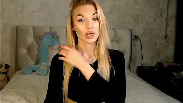 Snapshot of Ella_Milla chatting on February 28, 2026, 1:33 pm Ella Milla online show from February 28, 2026, 1:33 pm