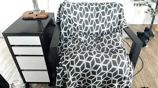 MendiPetite online show from April 12, 2026, 8:23 pm