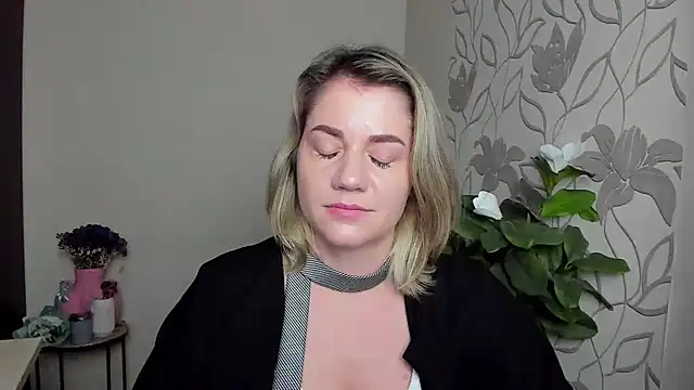 Snapshot of MariaSttone chatting on October 26, 2025, 10:32 pm MariaSttone online show from October 26, 2025, 10:32 pm