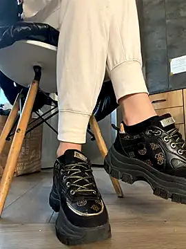 Snapshot of FeetVibe chatting on December 4, 2025, 8:13 am FeetVibe online show from December 4, 2025, 8:13 am